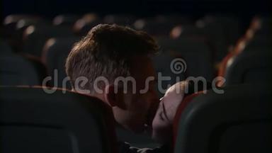 年轻人在空荡荡的<strong>电影院</strong>大厅里热情地接吻。 <strong>情侣</strong>接吻